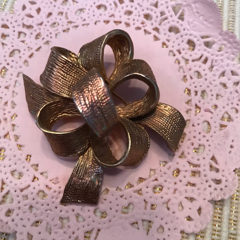 VINTAGE BROOCH PIN 3 D BOW MK'D USA GOLD TEXTURED LOVELY UNIQUE
